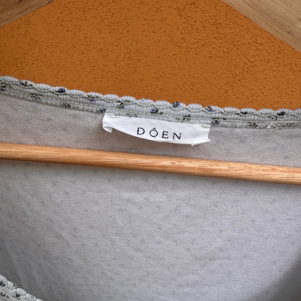 Doen Light Gray/Off White Scoop Neck Short Sleeve Tee with Micro Floral Print - Picture 5 of 9